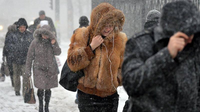 عاصفة ثلجية تسقط قتلي أوكرانيين ومولدوفيين وتقطع الكهرباء عن مئات المدن