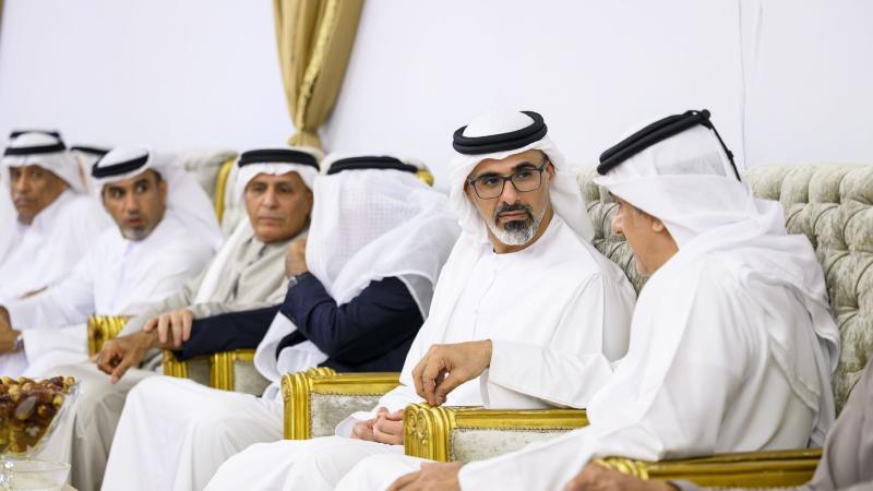 خالد بن محمد بن زايد يُقدم واجب العزاء في وفاة خلفان مطر الرميثي