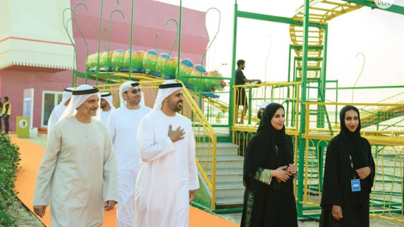 ذياب بن محمد بن زايد يشهد جانباً من فعاليات مهرجان أم الإمارات بأبوظبي