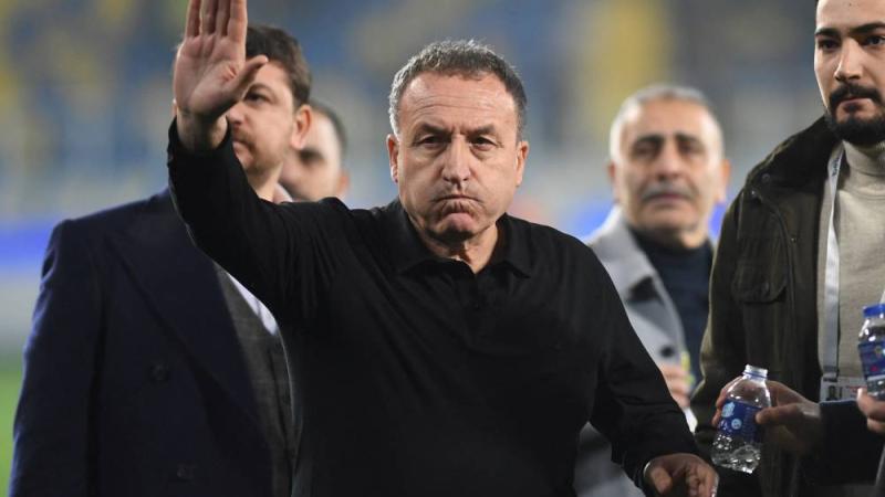 تداعيات الاعتداء على حكم في الدوري التركي مستمرة.. واعتذار مثير للجدل لرئيس نادي أنقرة