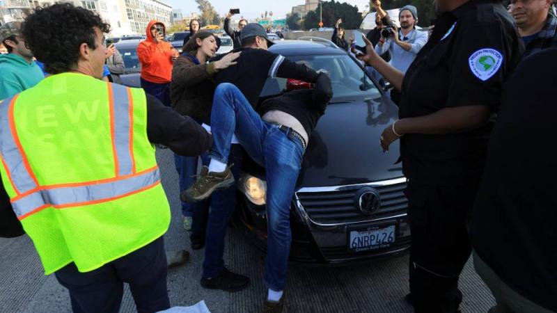 متظاهرون يغلقون طريقاً سريعاً في لوس أنجلوس للمطالبة بوقف حرب غزة