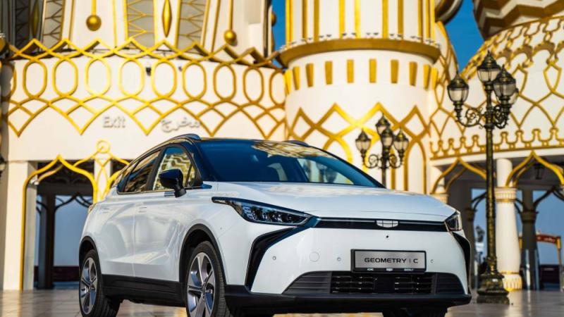 القرية العالمية تفاجئ ضيوفها بفرصة دخول سحب للفوز بسيارة كهربائية