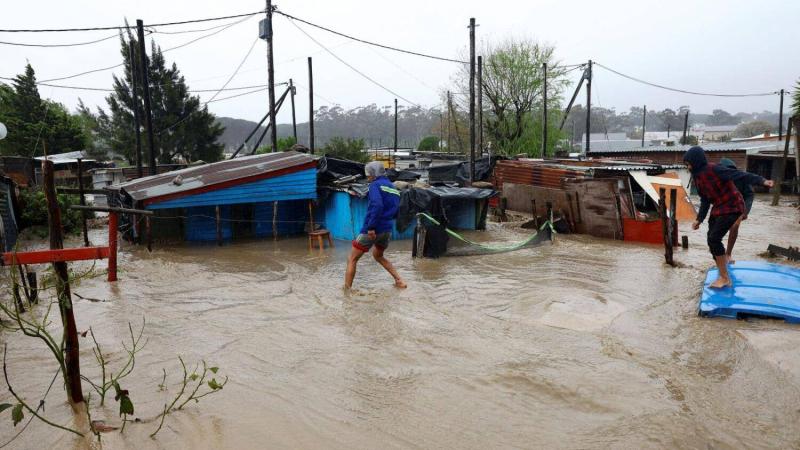 ستة قتلى وعشرة مفقودين في فيضانات في جنوب إفريقيا