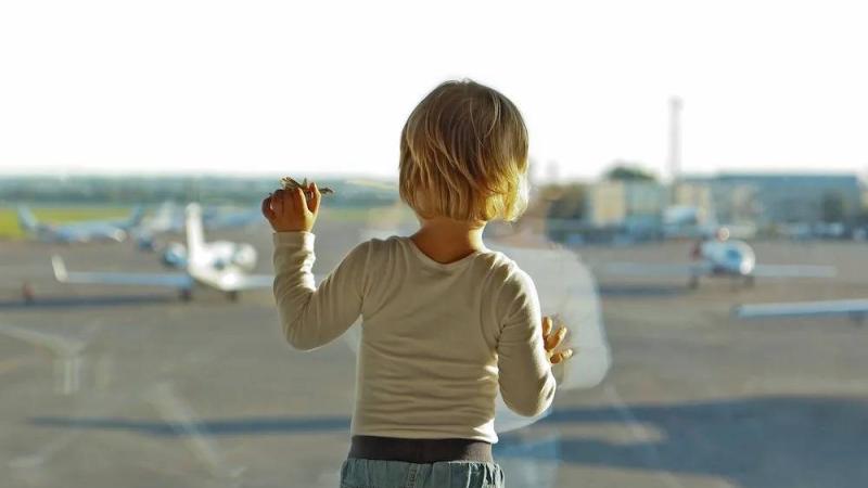 شركة طيران أمريكية تضع طفلاً عمره 6 أعوام في ورطة