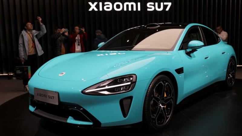 سيارة «SU7» كهربائية معروضة في بكين (رويترز)