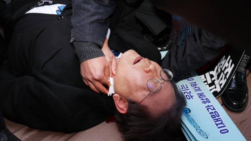 تعرّض زعيم المعارضة الكورية الجنوبية لطعن في الرقبة