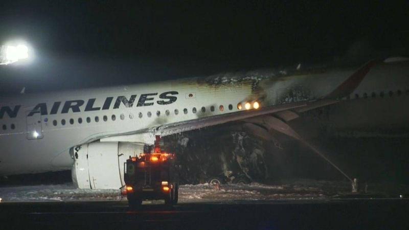 اشتعال النيران بطائرة على مدرج مطار هانيدا الدولي في طوكيو