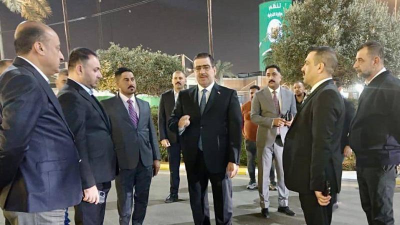 وزير التجارة العراقي خلال تفقّده معرض بغداد الدولي