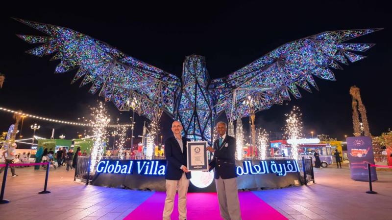 أكبر مجسم معدني لطائر في العالم يحطّ رحاله في القرية العالمية