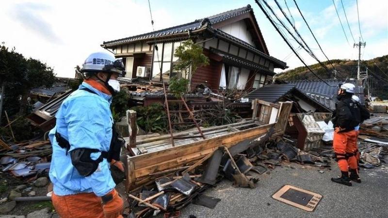 اليابان تتعهد بدعم «لا ينقطع» لمناطق الزلزال والثلوج تعرقل الإغاثة