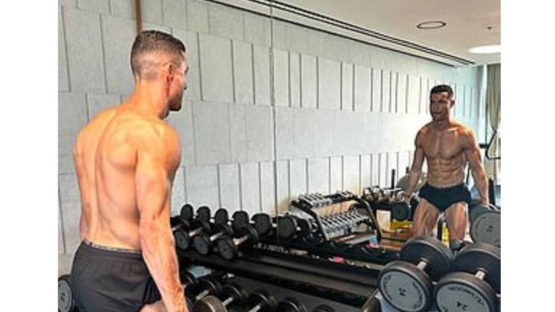 رونالدو يستعرض عضلاته في «الجيم» وجارناتشو يتذكره