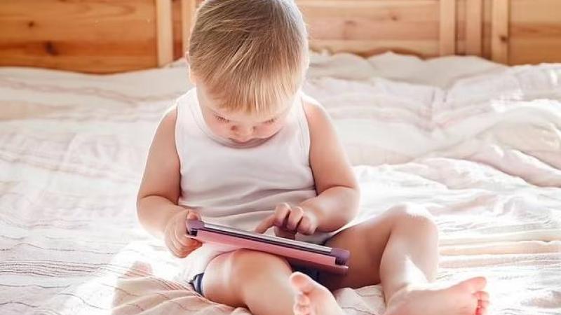 شاشات الهواتف سبب التأخر اللغوي للأطفال