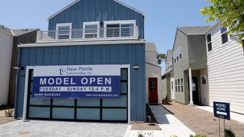 منازل جديدة معروضة للبيع في إنسينيتاس، كاليفورنيا (رويترز)