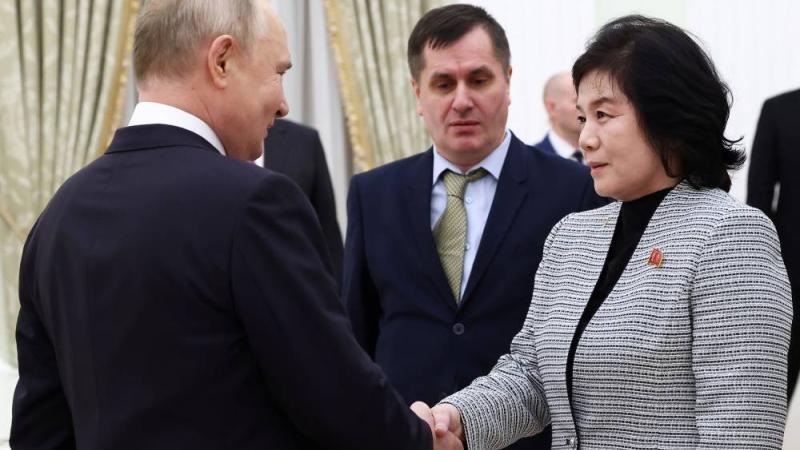 عقب لقائها بوتين.. وزيرة الخارجية الكورية الشمالية تعود لبلادها