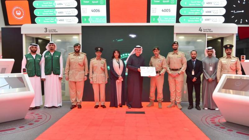 المري يتسلم شهادة حصول شرطة دبي على البيئة الأمنة والصديقة لذوي التوحد