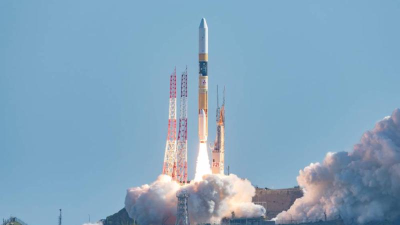 صاروخ فضائي يحمل مسباراً يابانياً للقمر 