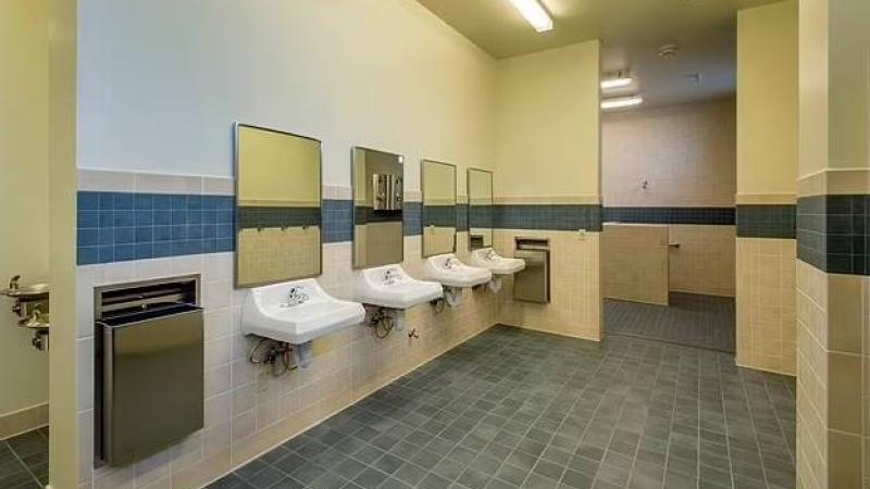 مدرسة أمريكية تواجه «تيك توك» بإزالة المرايا