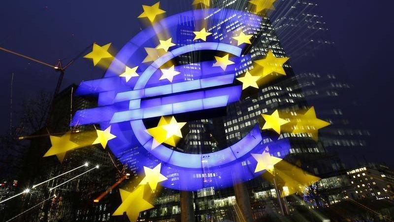 علامة اليورو المضيئة أمام مقر البنك المركزي الأوروبي في فرانكفورت (رويترز)