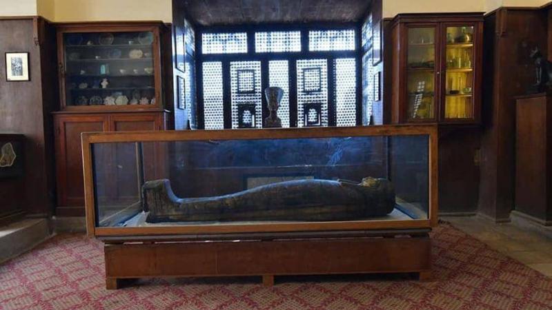 تابوت أثرى من الكارتوناج في متحف بالقاهرة