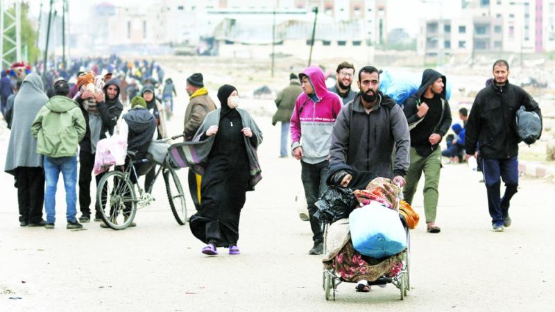 فلسطينيون يتحركون نحو رفح وسط الصراع المستمر (رويترز) 