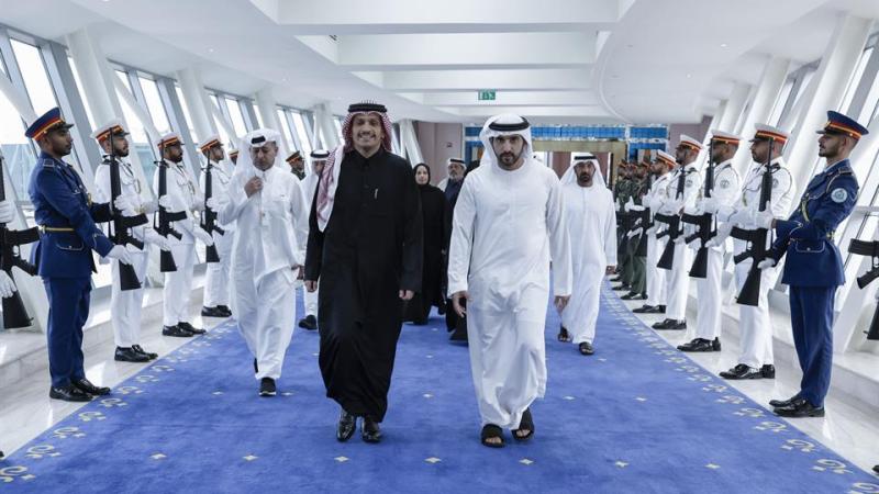 حمدان بن محمد في مقدمة مستقبلي رئيس مجلس الوزراء القطري