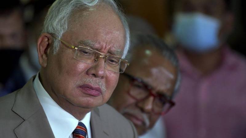 ماليزيا تخفف عقوبة السجن على رئيس الوزراء السابق إلى النصف