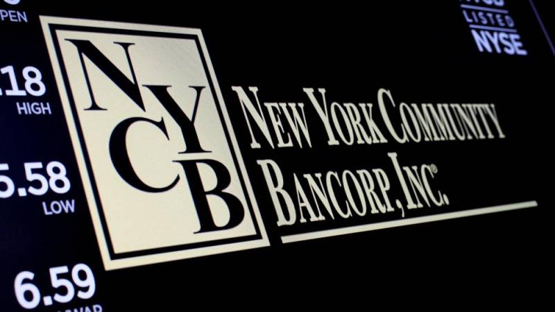 شاشة تعرض معلومات عن أسهم البنك في بورصة نيويورك (رويترز)