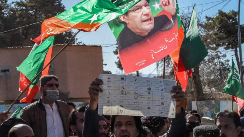 بعد فرز نصف الدوائر.. موالون لعمران خان يتصدرون نتائج الانتخابات الباكستانية