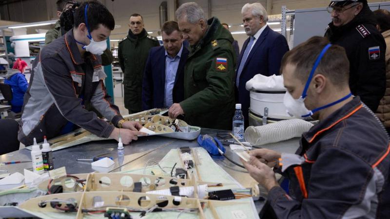وزير الدفاع الروسي: نكثف إنتاج الطائرات المسيرة العسكرية