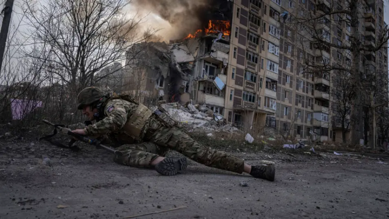 أوكرانيا تعلن سقوط بعض جنودها في الأسر أثناء انسحابهم من أفدييفكا