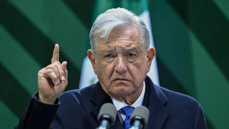 رقم هاتف صحفية يضع الرئيس المكسيكي في ورطة.. ما القصة؟