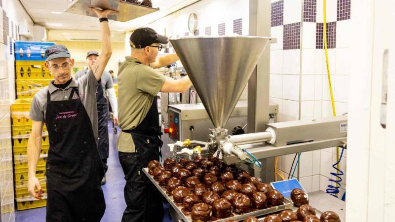 عمال يصنعون «كرة الشوكولاتة» داخل مخبز في هولندا (أ ف ب)