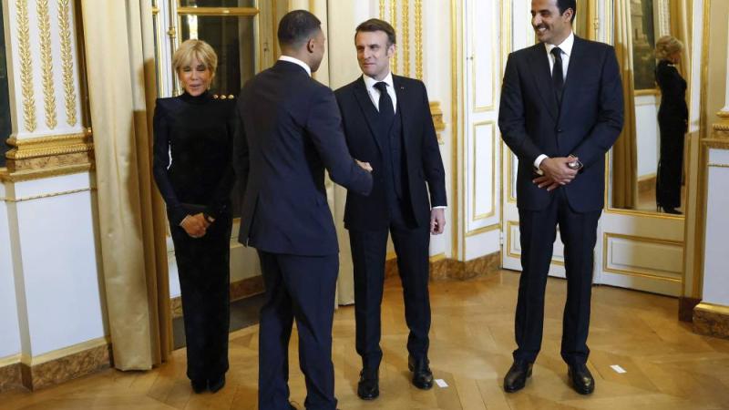 مبابي يصافح الرئيس الفرنسي تحت أنظار أمير قطر