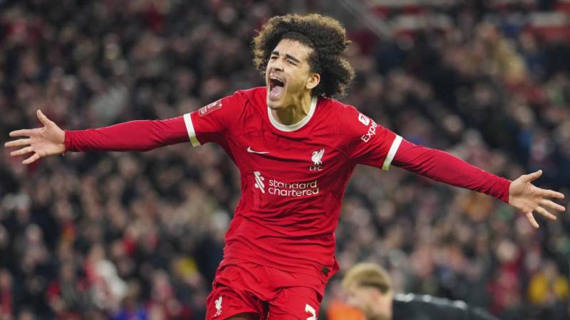 من هو دانز الذي تقمص محمد صلاح في ليفربول؟
