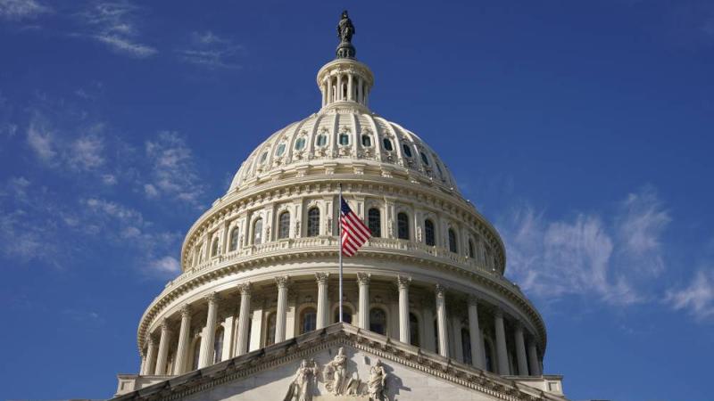 مجلس الشيوخ الأمريكي يمرر مشروع قانون يحول دون إغلاق الحكومة ويحيله إلى بايدن