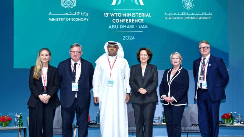 نبيل سلطان يتوسط المشاركين في الجلسة