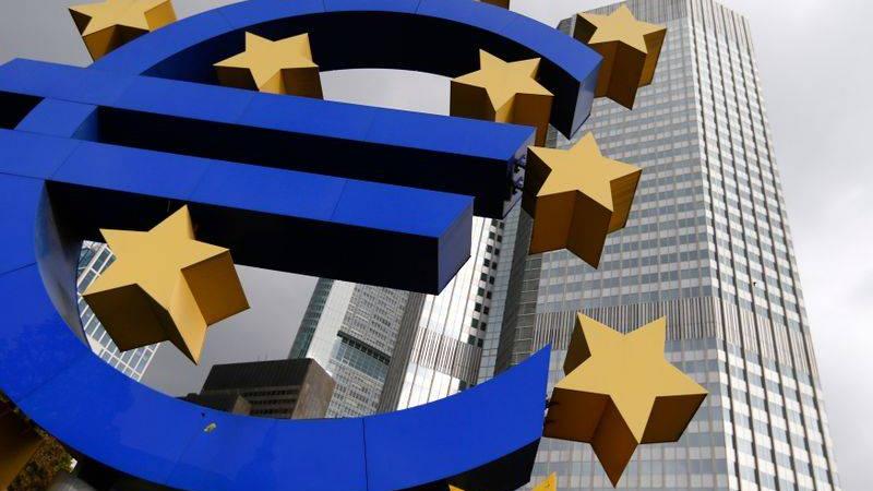 شعار اليورو أمام البنك المركزي الأوروبي في فرانكفورت (رويترز- أرشيفية)