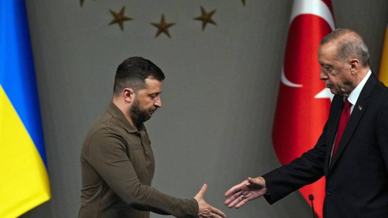 زيلينسكي يصل إلى تركيا لإجراء محادثات مع أردوغان