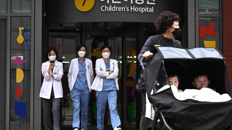 كوريا الجنوبية تعاقب الأطباء المضربين.. ملاحقة قضائية وتعليق تراخيص