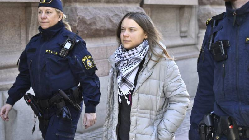 «متوشحة الكوفية الفلسطينية».. الشرطة السويدية تبعد ناشطة بيئية بالقوة من أمام البرلمان