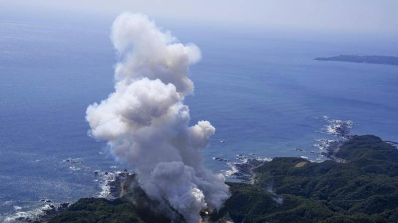 انفجار صاروخ فضائي عند إطلاقه في اليابان