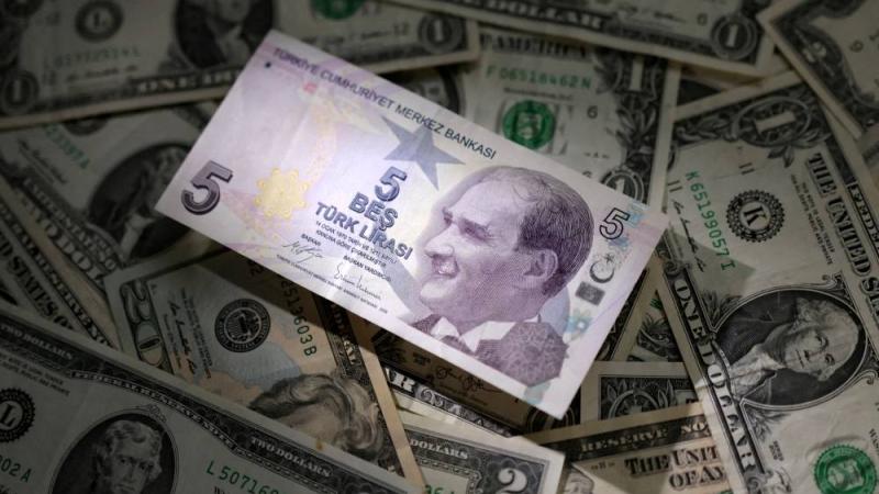 الليرة التركية تهوي إلى مستوى قياسي جديد أمام الدولار