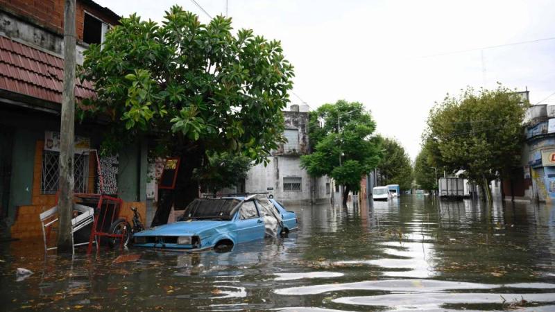 الأمطار والفيضانات تودي بشخص وتلغي رحلات في بوينوس آيرس