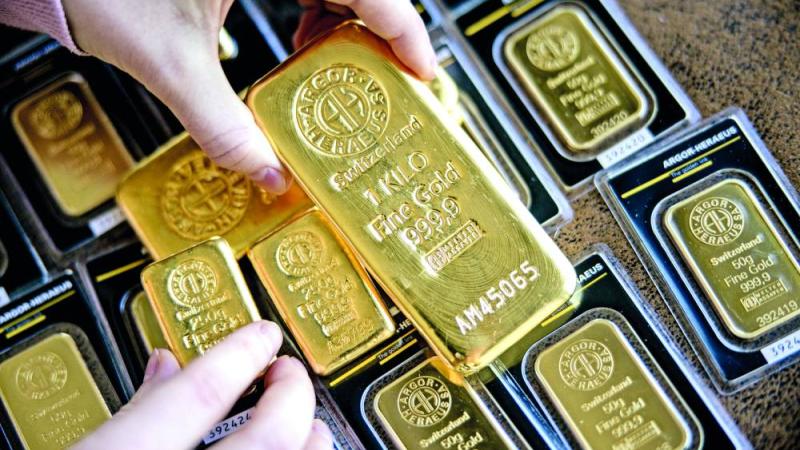 الذهب يتراجع مع ارتفاع الدولار وسط ترقب لمزيد من البيانات الأمريكية