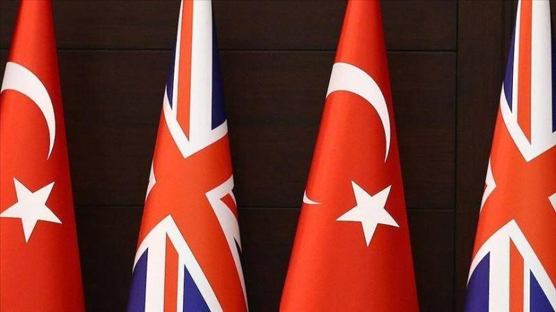 أعلام تركيا وبريطانيا