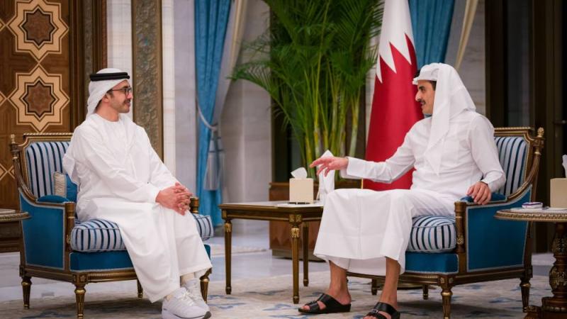 تميم بن حمد وعبدالله بن زايد خلال اللقاء 