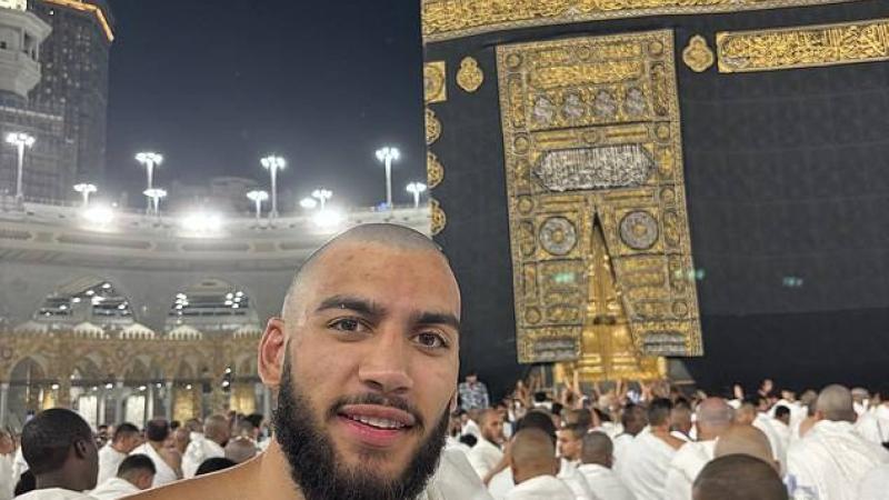 الملاكم حمزة يُؤدي العمرة ويشعر بالسلام الحقيقي في مكة