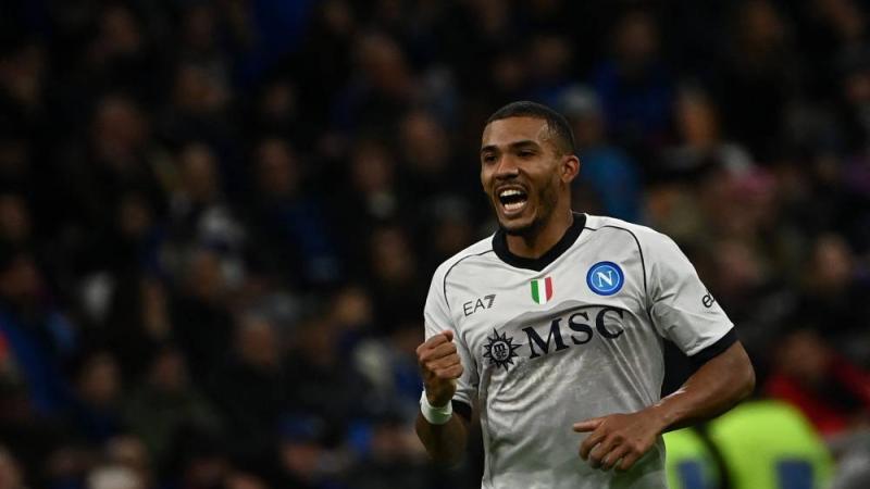 نجم نابولي يتهم أتشيربي بالكذب في واقعة العنصرية