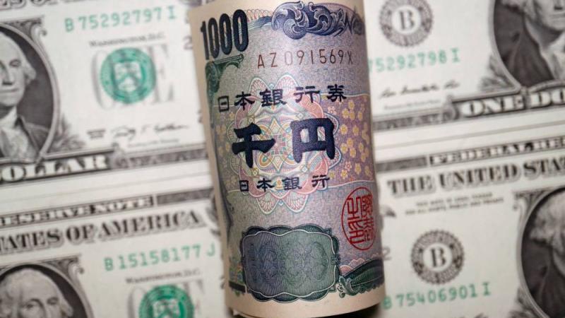 أوراق نقدية بالين الياباني والدولار الأمريكي 