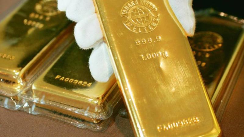 الذهب يتراجع عن أعلى مستوى على الإطلاق مع ارتفاع الدولار
